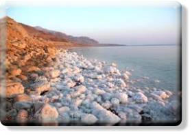 Мертвое море, покрытые солью камни